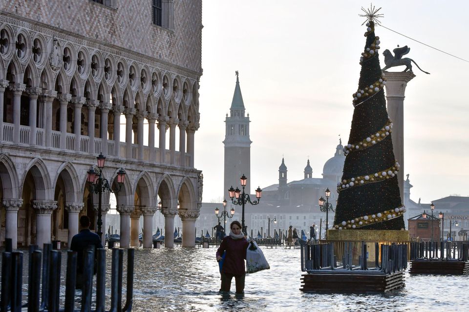 Tourismus-Einbruch: Knietief im Wasser waten auf dem Markusplatz in Venedig Knietief im Wasser waten auf dem Markusplatz in Venedig