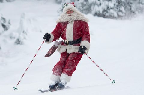 Ein Mann fährt mit Skiern während des alljährlichen "Santa Ski" durch den Puderschnee