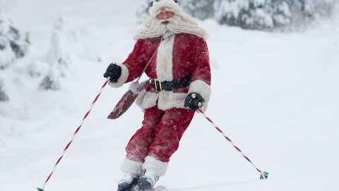 Ein Mann fährt mit Skiern während des alljährlichen "Santa Ski" durch den Puderschnee