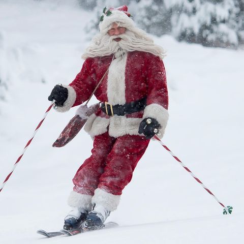 Ein Mann fährt mit Skiern während des alljährlichen "Santa Ski" durch den Puderschnee