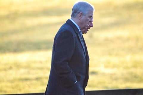 Prinz Andrew (vorne) und Prinz Charles gehen Seite an Seite in die Kirche