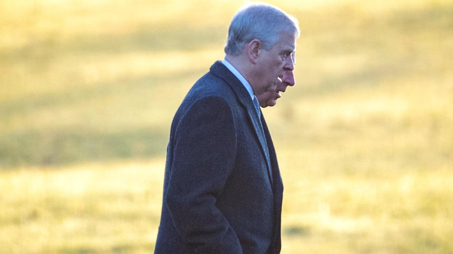 Prinz Andrew (vorne) und Prinz Charles gehen Seite an Seite in die Kirche