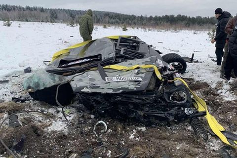 Das blieb vom Geländewagen übrig. Für den Transport zum Schrott wurde der Rest ordentlich zu einem Blechfladen geklopft,