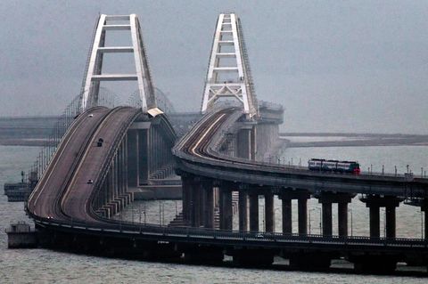 Wladimir Putin hat die Bahnverbindung über die Krim-Brücke mit einer weltweit beachteten Bahnfahrt eröffnet