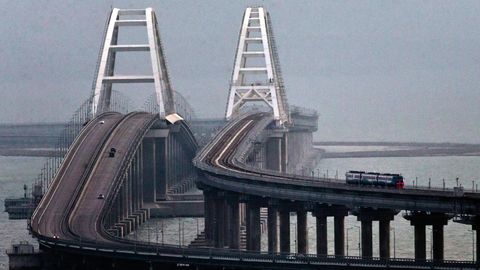 Wladimir Putin hat die Bahnverbindung über die Krim-Brücke mit einer weltweit beachteten Bahnfahrt eröffnet