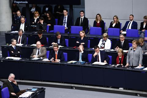 Abgeordnete im Bundestag bei einer Rede von Angela Merkel 