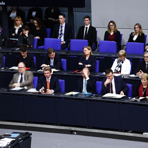 Abgeordnete im Bundestag bei einer Rede von Angela Merkel 