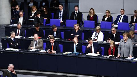 Abgeordnete im Bundestag bei einer Rede von Angela Merkel 