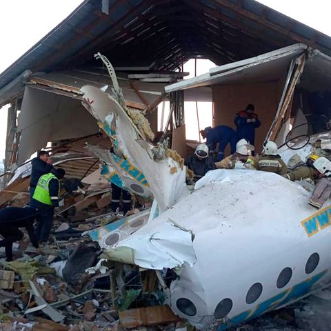 Polizisten und Rettungskräfte am Ort eines Flugzeugabsturzes