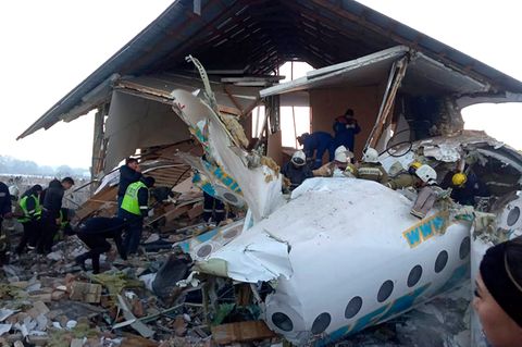 Polizisten und Rettungskräfte am Ort eines Flugzeugabsturzes