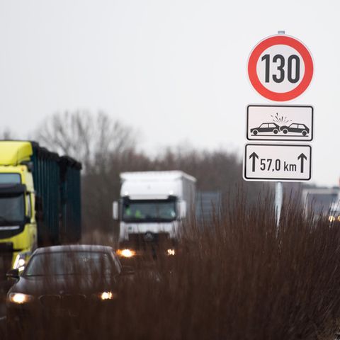 Autobahn mit Tempo 130 Schild