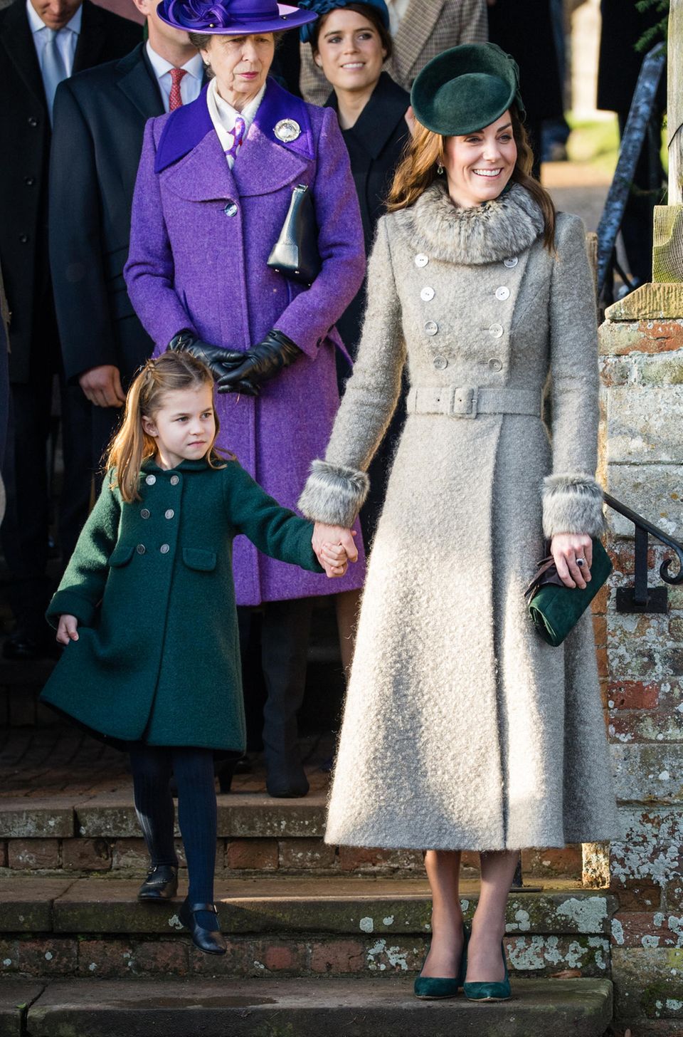 Prinzessin Charlotte und ihre Mutter Kate knicksen vor der Queen Prinzessin Charlotte und ihre Mutter Kate knicksen vor der Queen