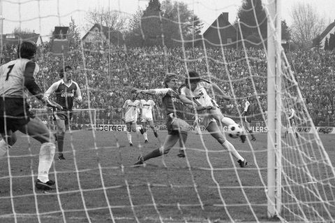 Hans-Jörg Criens schießt das 5:4 am 1. Mai 1984 im Pokalspiel gegen Werder Bremen