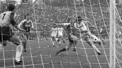 Hans-Jörg Criens schießt das 5:4 am 1. Mai 1984 im Pokalspiel gegen Werder Bremen
