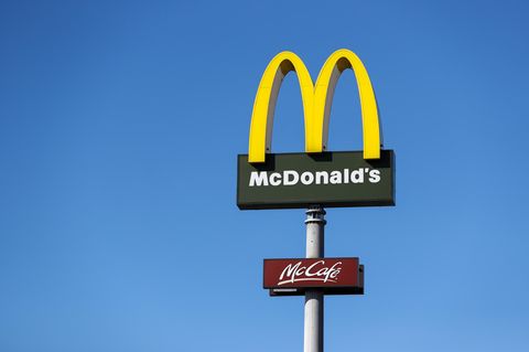Das Logo des US-amerikanischen FastFood-Konzerns McDonald's steht in Leipzig