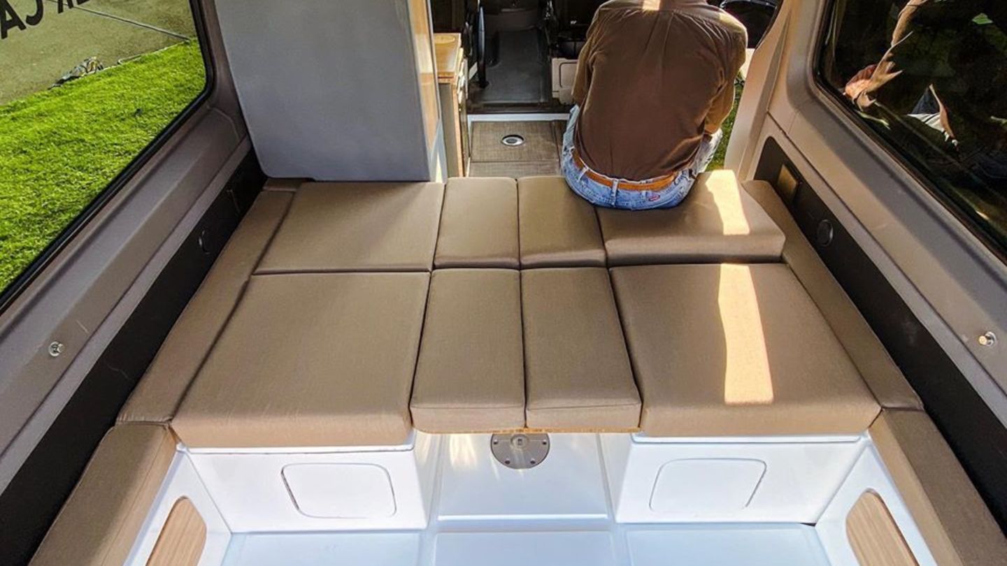 Das Bett kann auch hinter die Autositze rücken.