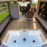 Das Bett kann auch hinter die Autositze rücken.