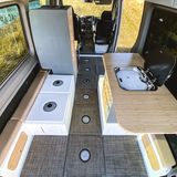 Kochmodul mit ausgefahrener Arbeitsplatte.