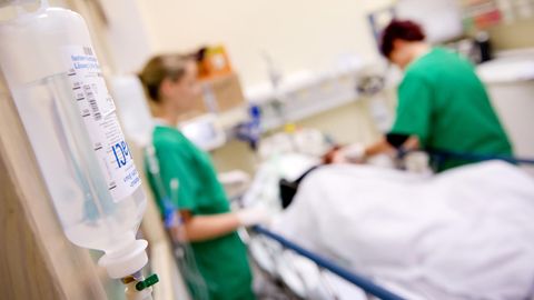Personalmangel: Medizinisches Personal versorgt in einem Krankenhaus einen Patienten.