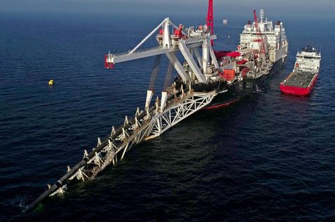 Das Verlegeschiff "Audacia" verlegt in der Ostsee vor der Insel Rügen Rohre für die Gaspipeline Nord Stream 2