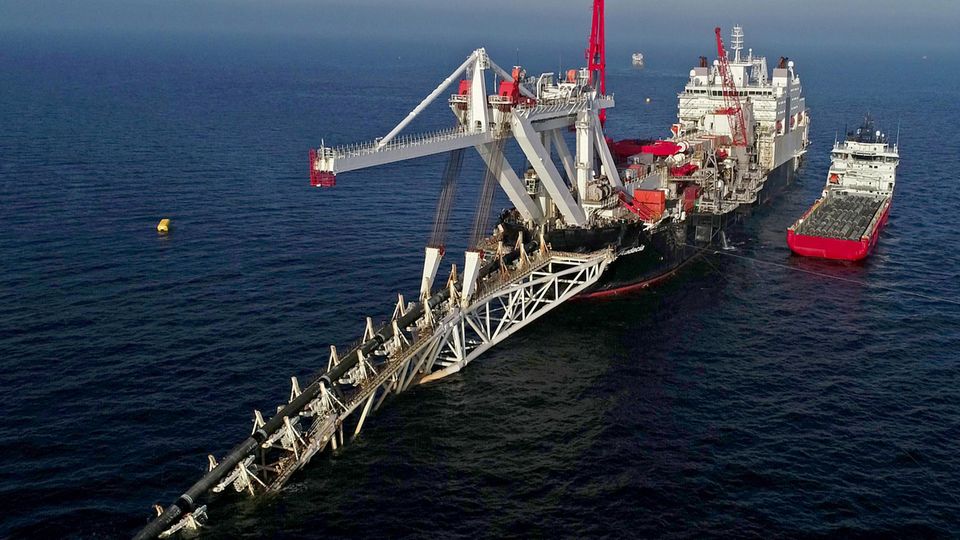 Das Verlegeschiff "Audacia" verlegt in der Ostsee vor der Insel Rügen Rohre für die Gaspipeline Nord Stream 2