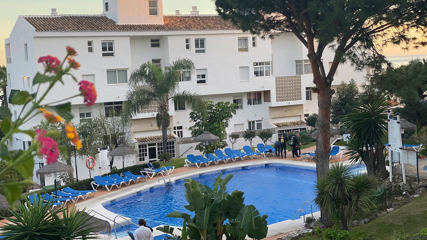 Zivilschutztaucher arbeiten an einem Schwimmbad in der Ferienanlage Club La Costa World in der Nähe von Malaga.