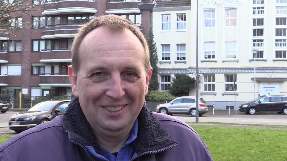 Krefeld: Finder gibt 16.000 Euro bei der Polizei ab Krefeld: Finder gibt 16.000 Euro bei der Polizei ab