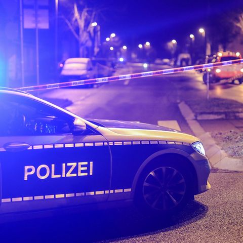 Ein Einsatzfahrzeug der Polizei steht mit Blaulicht an einem Tatort in Stuttgart