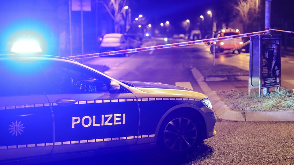 Ein Einsatzfahrzeug der Polizei steht mit Blaulicht an einem Tatort in Stuttgart