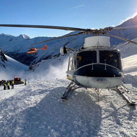 Italien, Schnaltal: Ein Helikopter ist auf der Skipiste gelandet