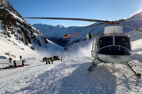 Italien, Schnaltal: Ein Helikopter ist auf der Skipiste gelandet