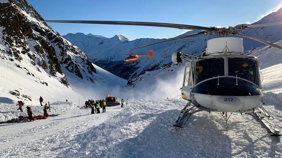 Italien, Schnaltal: Ein Helikopter ist auf der Skipiste gelandet