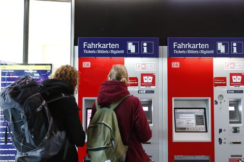 Passagiere kaufen sich Bahntickets am Hamburger Hauptbahnhof