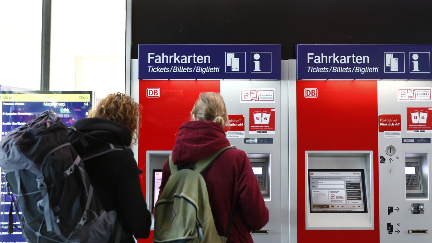 Passagiere kaufen sich Bahntickets am Hamburger Hauptbahnhof