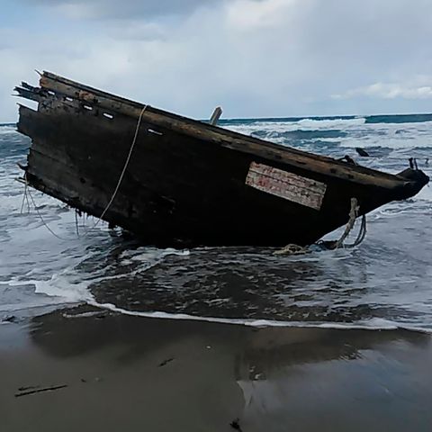 Geisterschiff Japan, Sado: Ein Teil eines Holzbootes an der Küste der Insel Sado, Präfektur Niigata, Nordjapan