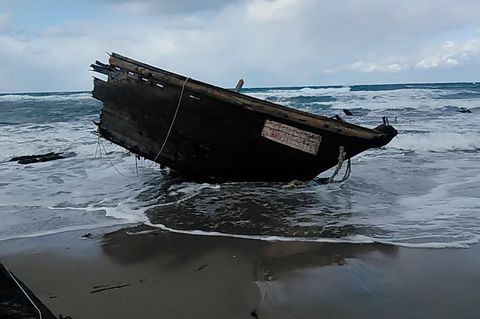 Geisterschiff Japan, Sado: Ein Teil eines Holzbootes an der Küste der Insel Sado, Präfektur Niigata, Nordjapan