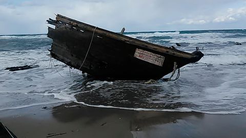 Geisterschiff Japan, Sado: Ein Teil eines Holzbootes an der Küste der Insel Sado, Präfektur Niigata, Nordjapan