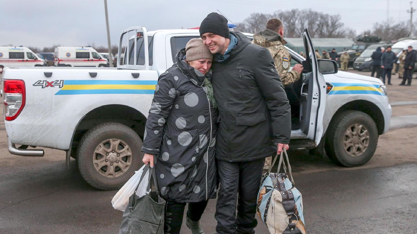 Ein ukrainischer Gefangener umarmt seine Mutter während des Gefangenenaustausches zwischen der Regierung in Kiew und den pro-russischen Separatisten