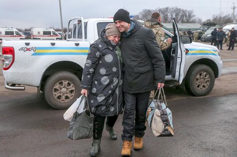 Ein ukrainischer Gefangener umarmt seine Mutter während des Gefangenenaustausches zwischen der Regierung in Kiew und den pro-russischen Separatisten