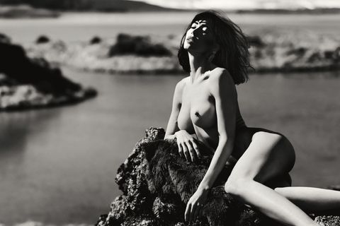 Schwarz-Weiß Fotografie: Nackte Frau auf einem Felsen