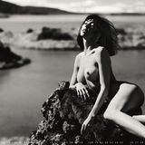 Schwarz-Weiß Fotografie: Nackte Frau auf einem Felsen