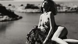 Schwarz-Weiß Fotografie: Nackte Frau auf einem Felsen