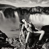 Aktkalender: Milo Moiré zeigt die raue Schönheit Islands