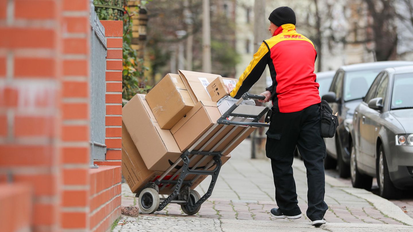 Ein DHL-Paketbote bei der Arbeit