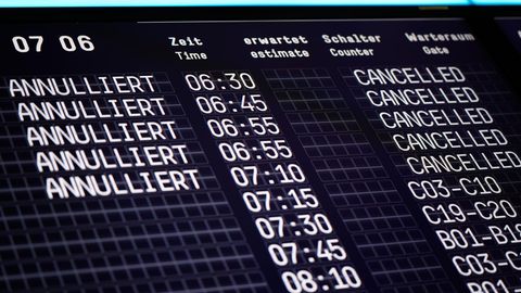 Eine Anzeigetafel auf dem Flughafen zeigt annullierte Flüge der Fluggesellschaft Germanwings