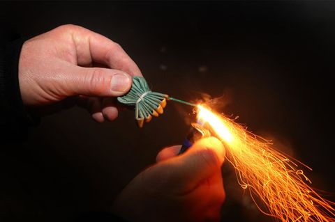 Wer einen Böller in der Hand anzündet, begibt sich in Gefahr
