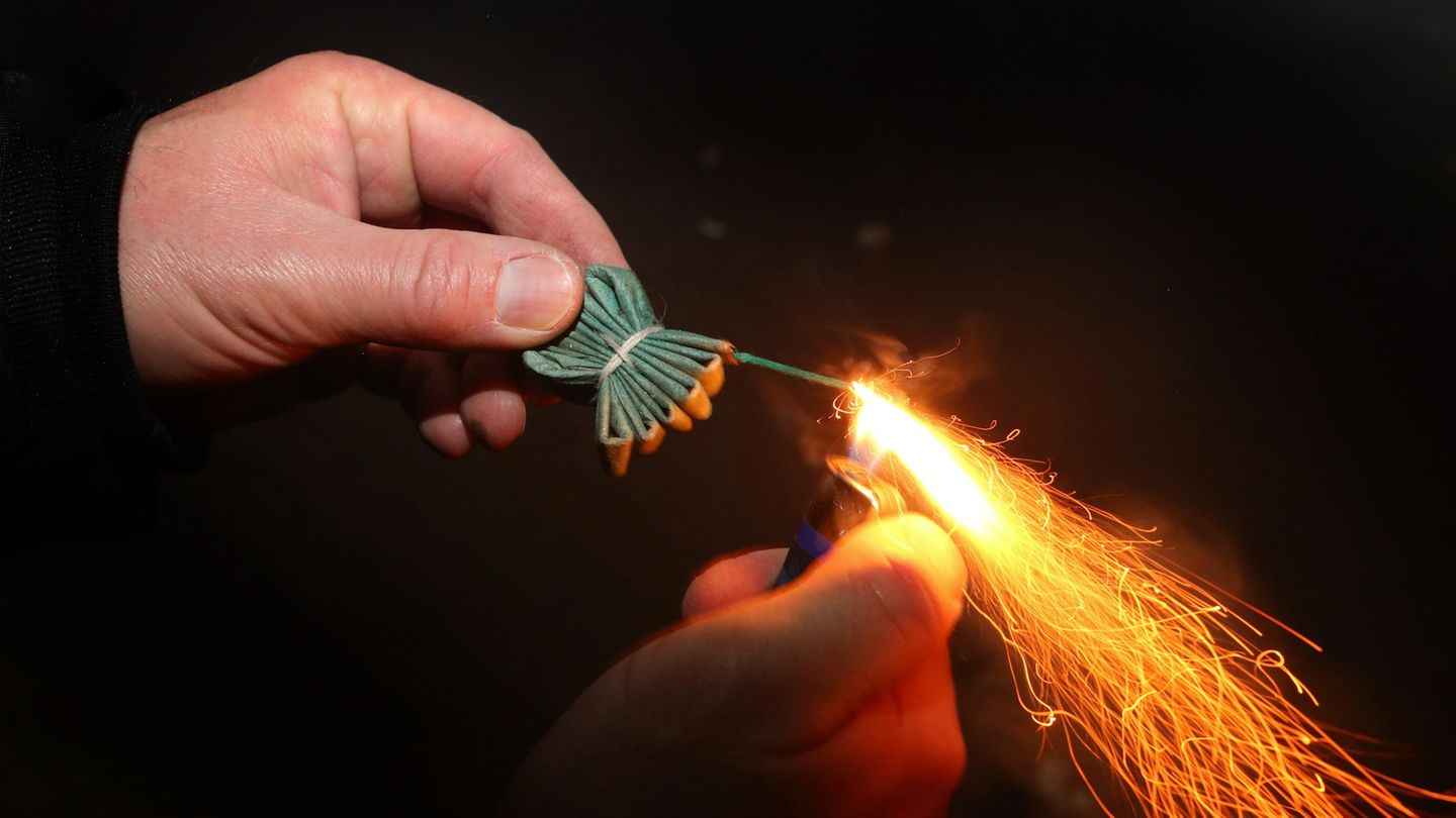 Silvesterknaller: Feuerwehr-Experiment: Das passiert, wenn ein Böller in der Hand explodiert