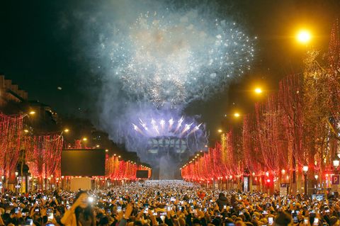 Ein Feuerwerk explodiert während der Neujahrsfeierlichkeiten in Paris
