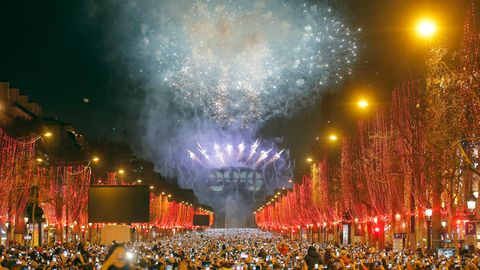 Ein Feuerwerk explodiert während der Neujahrsfeierlichkeiten in Paris