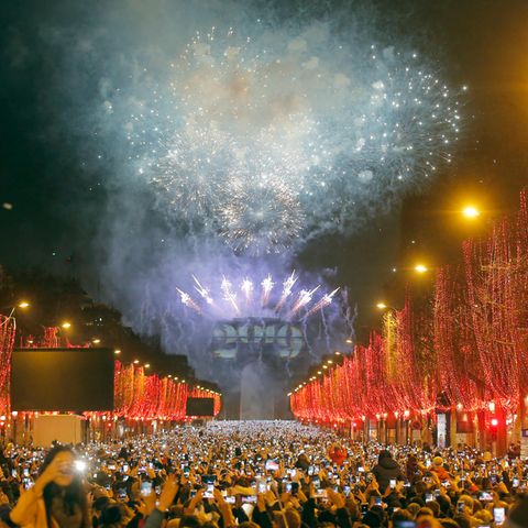 Ein Feuerwerk explodiert während der Neujahrsfeierlichkeiten in Paris